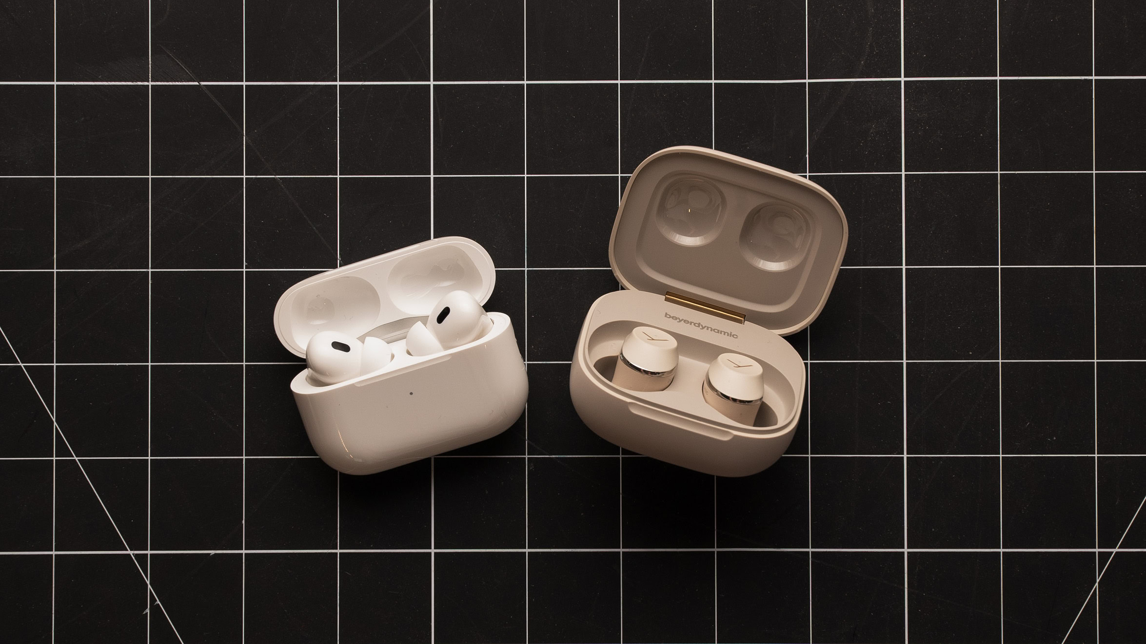 AirPods Pro 2 and Beyerdynamic AMIRON 300 AirPods Pro 2 next to Beyerdynamic AMIRON 300.