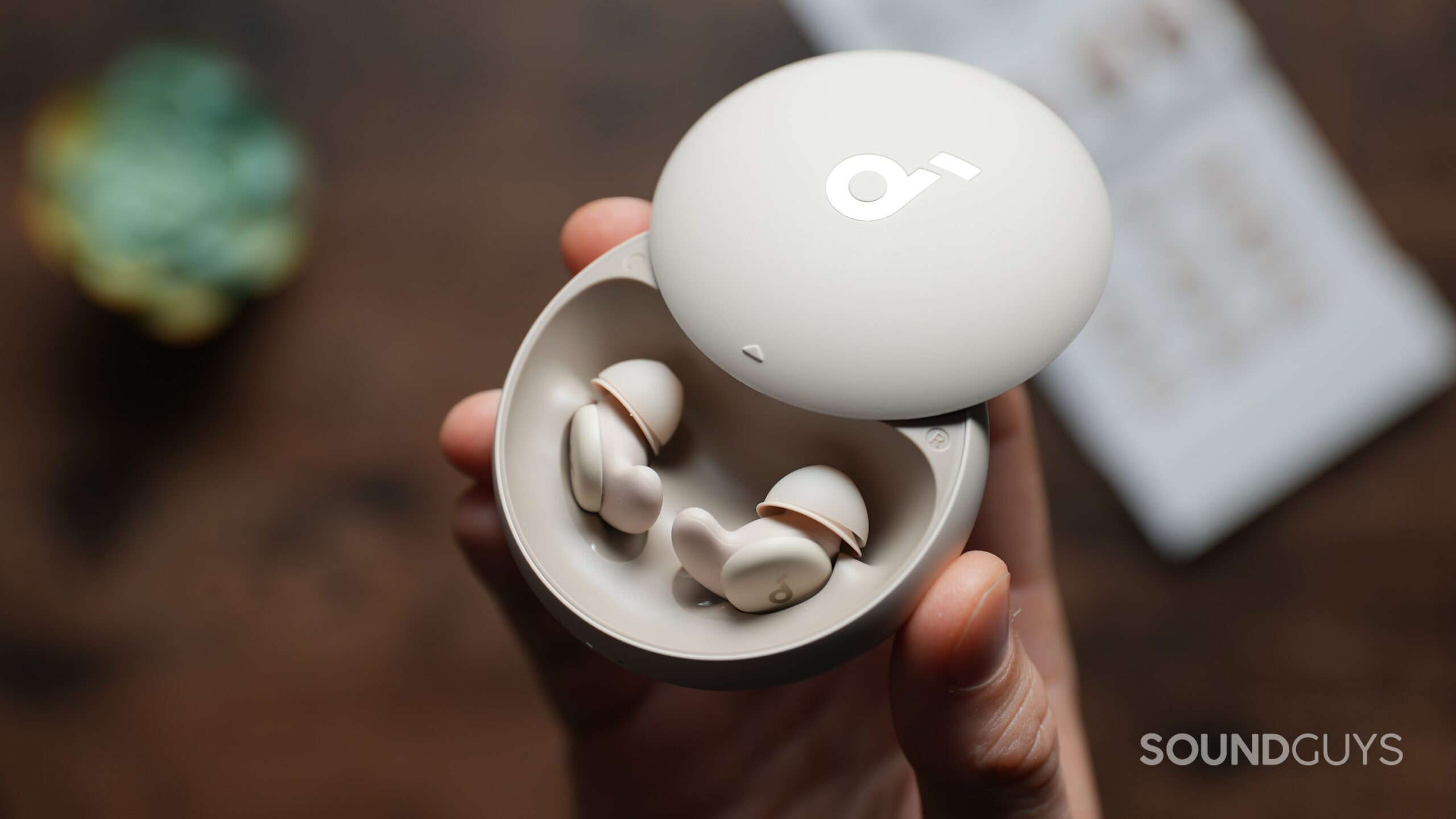 Anker Soundcore Sleep A20 in hand 3 Anker Soundcore Sleep A20 in hand