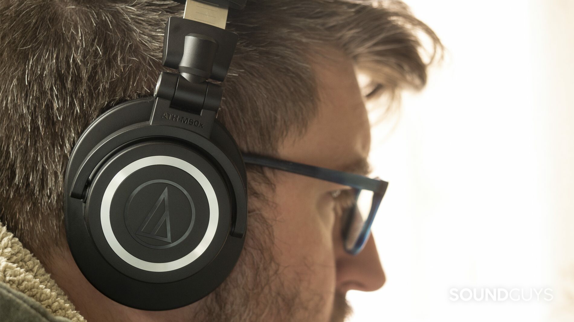 audio-technica-ath-m50xbt-wear A man wears the Audio-Technica ATH-M50xBT.