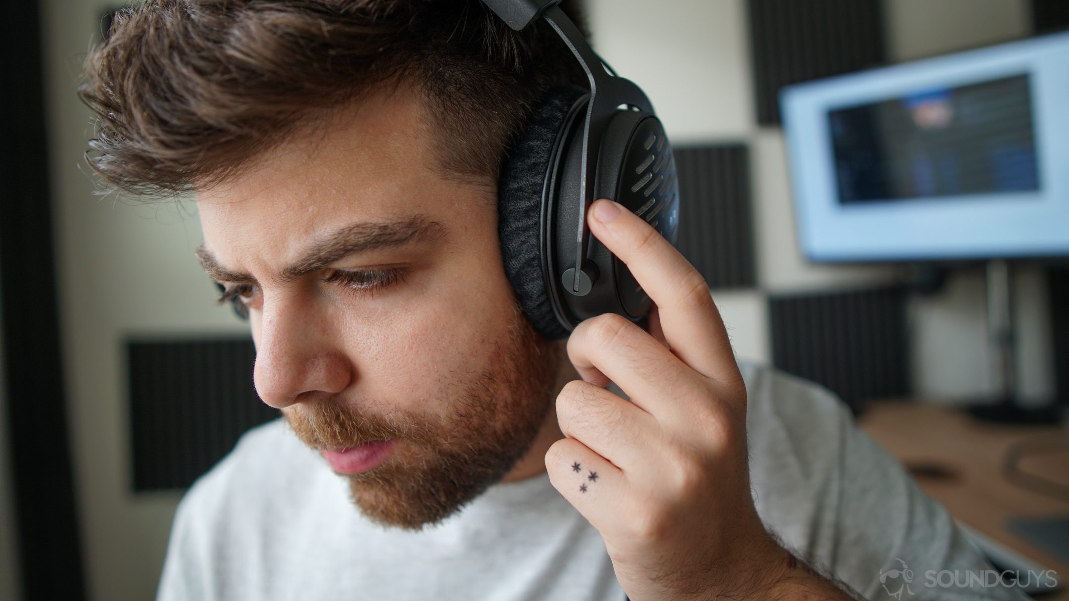 Beyerdynamic DT 1990 Pro-6 A man listens to the Beyerdynamic DT 1990 Pro studio headphones.