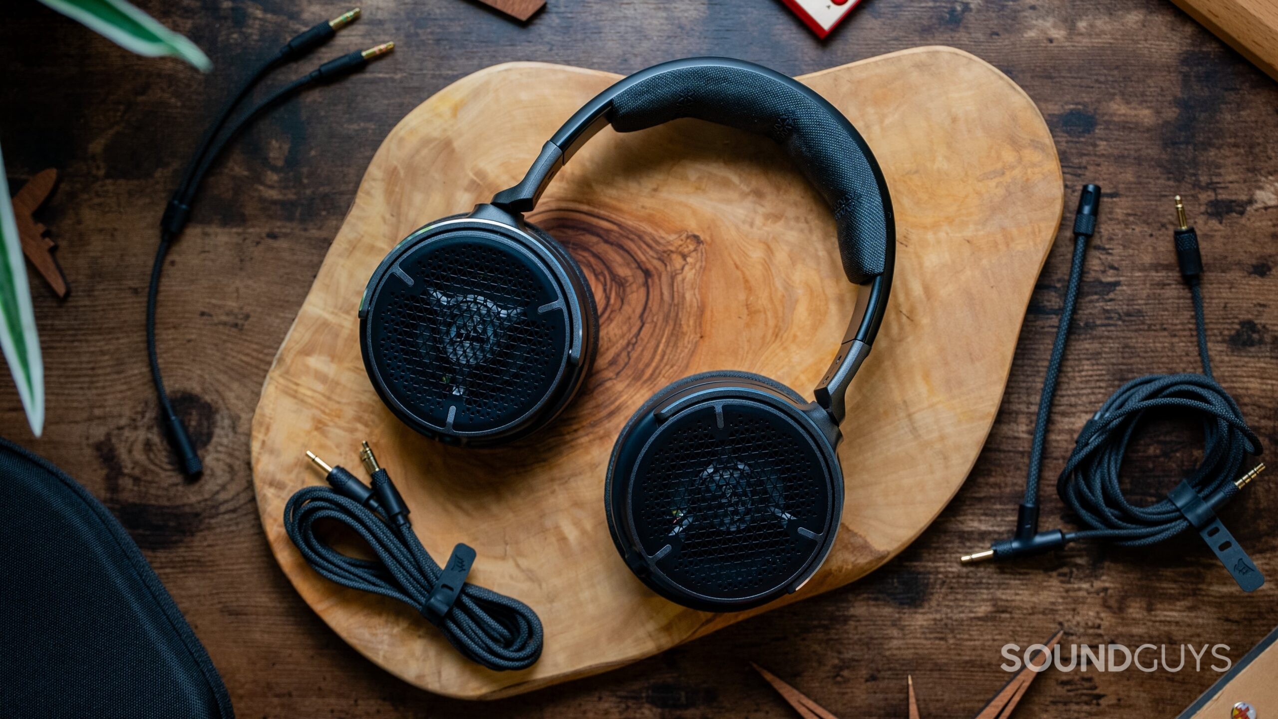 Cosair Virtuoso Pro Headphones Featured Image #1 The Corsair VIRTUOSO PRO headset next to its included cables.