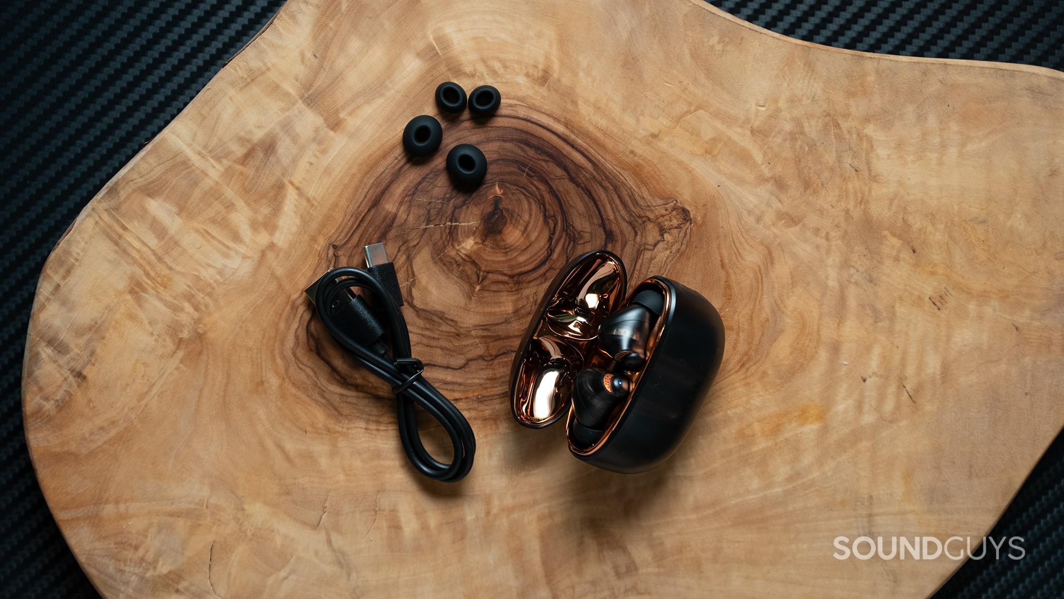 Creative Aurvana Ace 2 accessories Creative Aurvana Ace 2 with ear tips and charging cable.