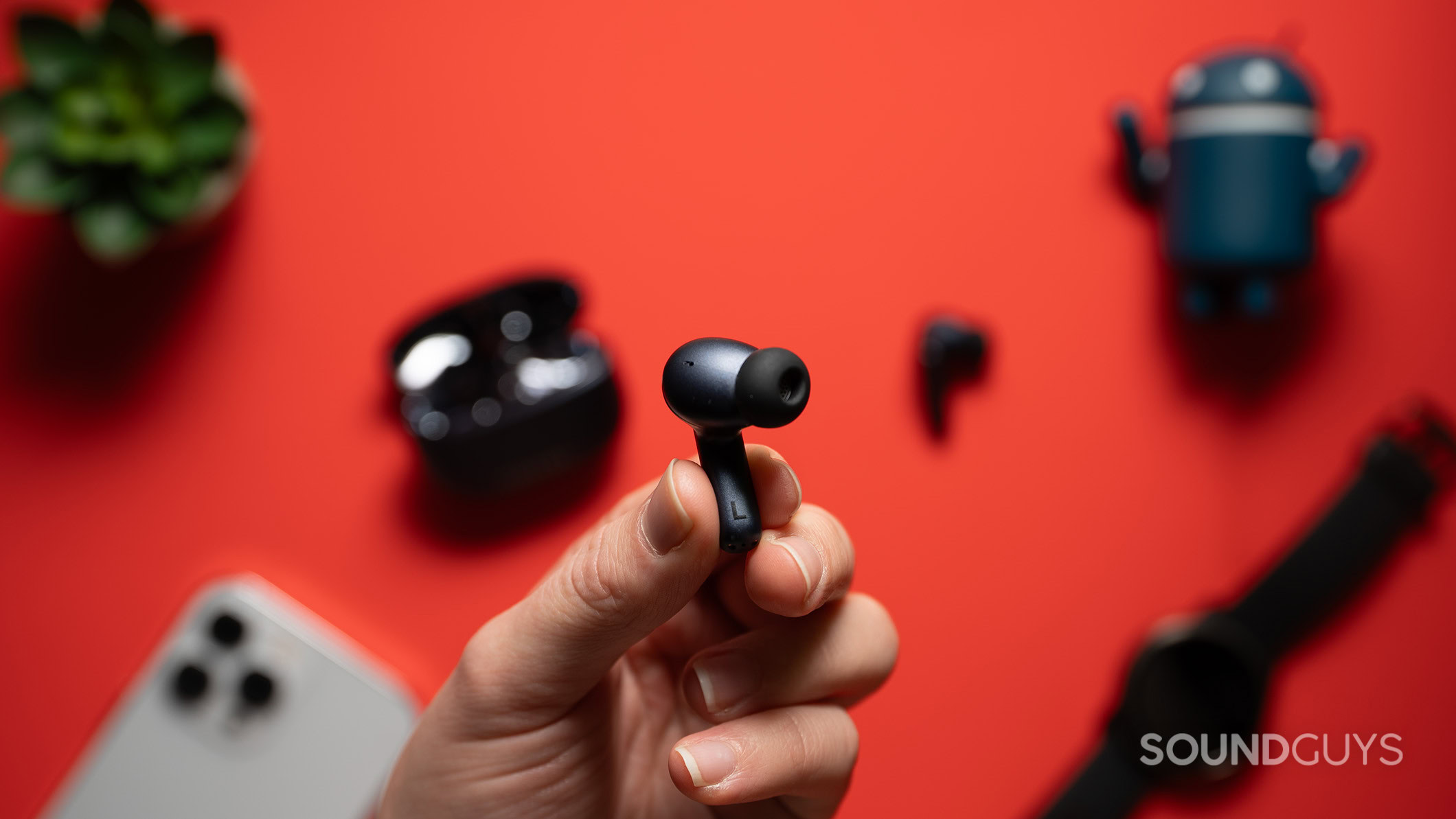 Creative Aurvana Ace Mimi earbud A hand holds a Creative Aurvana Ace Mimi earbud.