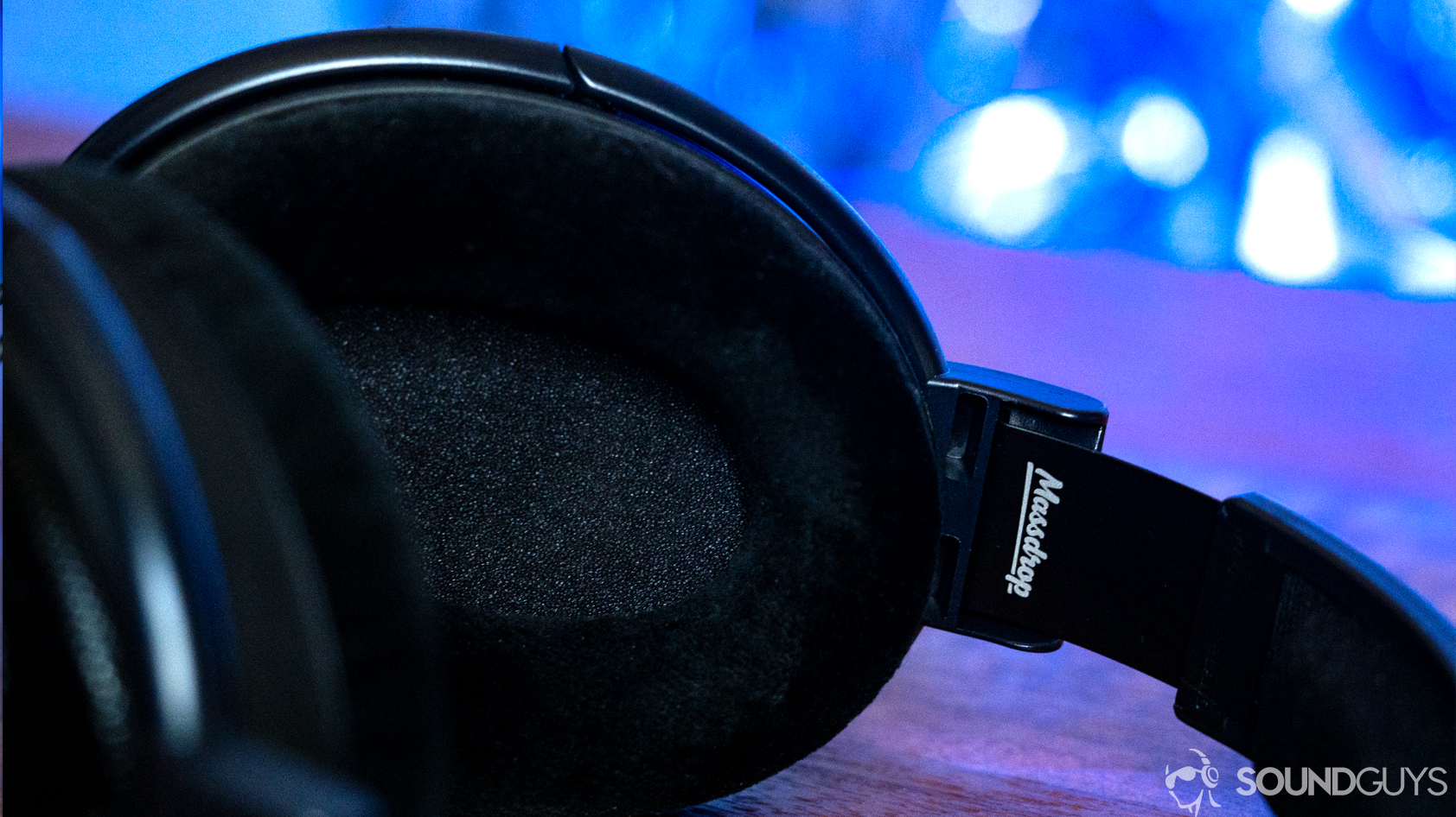 drop-x-sennheiser-hd-6xx-pads A photo of the Drop x Sennheiser HD 6XX and its velour ear pads.