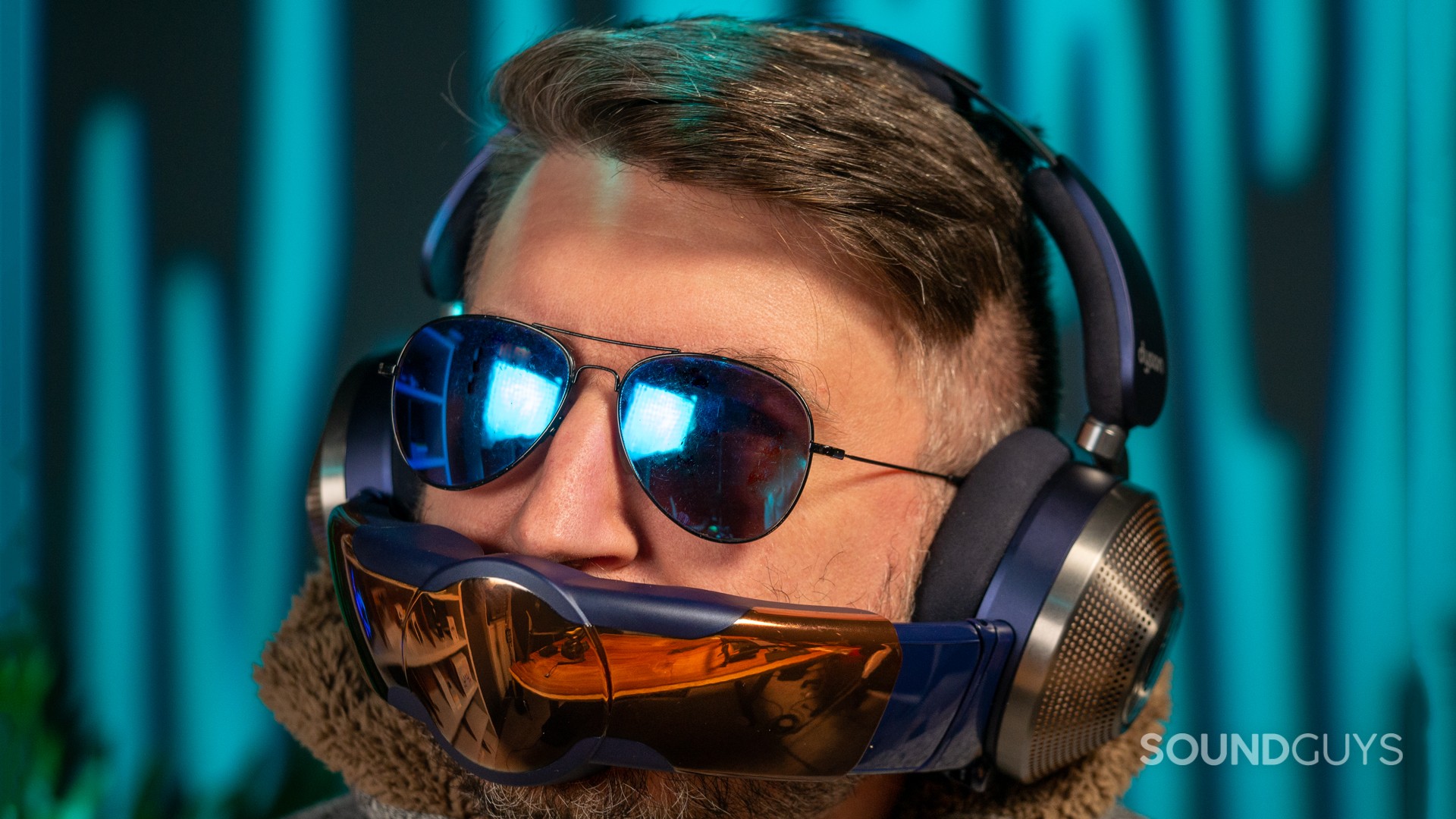 dyson-zone-wear A man with blue sunglasses wears the Dyson Zone Absolute Plus.