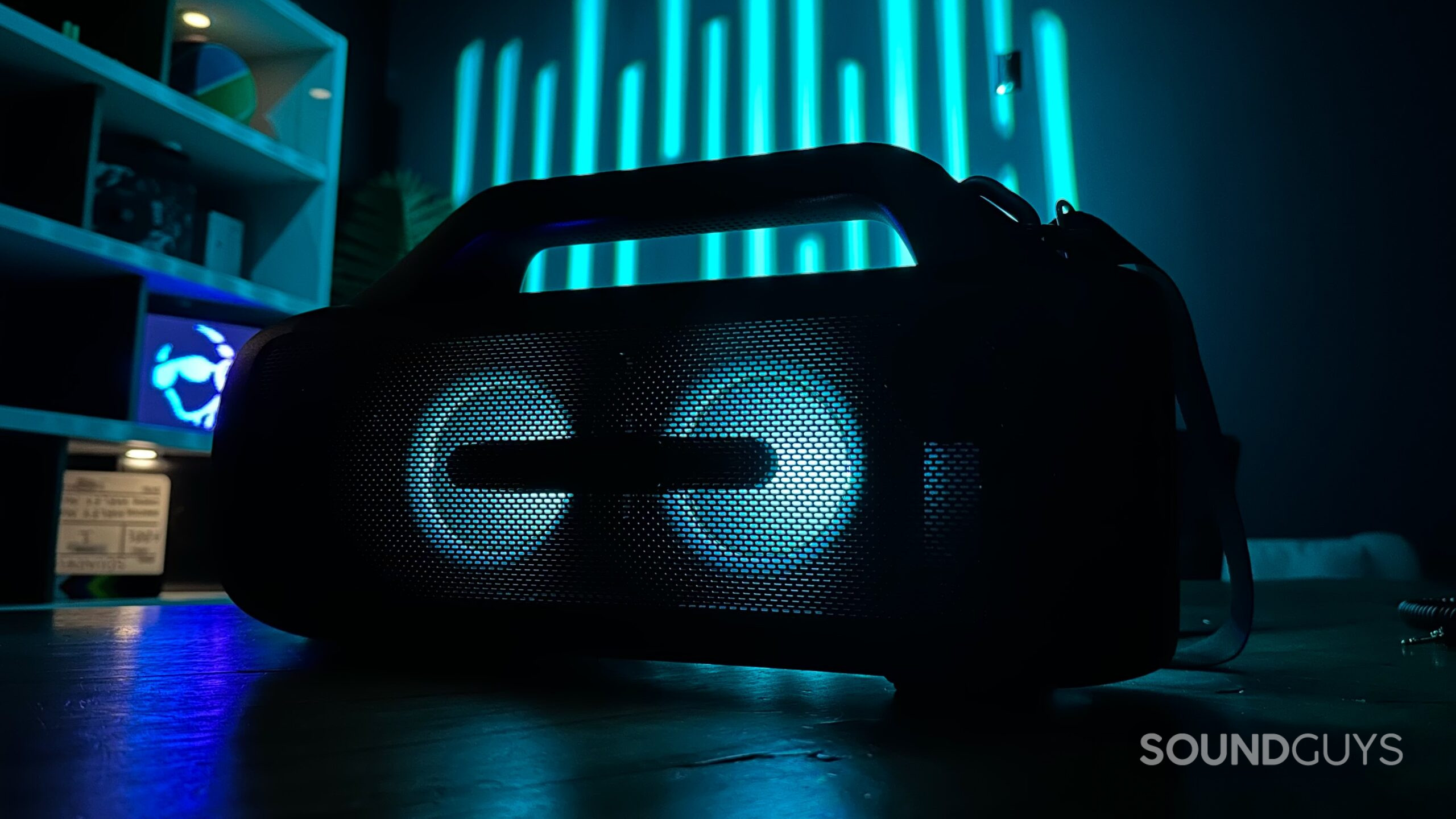 EarFun UBOOM X_3 An EarFun UBOOM X speaker in a dark room, showing its lighting effects.