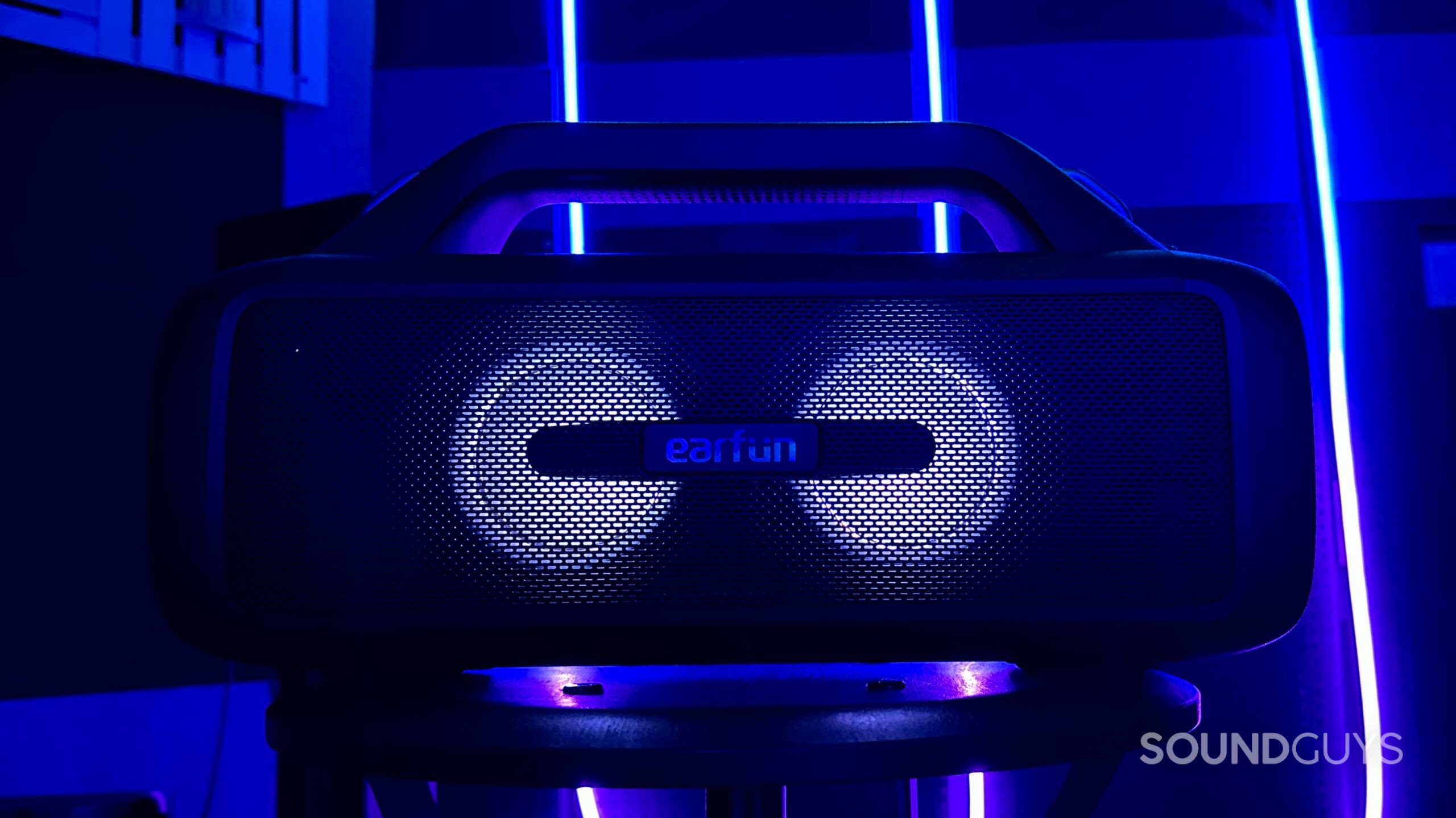 EarFun UBOOM X_4 An EarFun UBOOM X speaker in a dark room, showing its lighting effects.