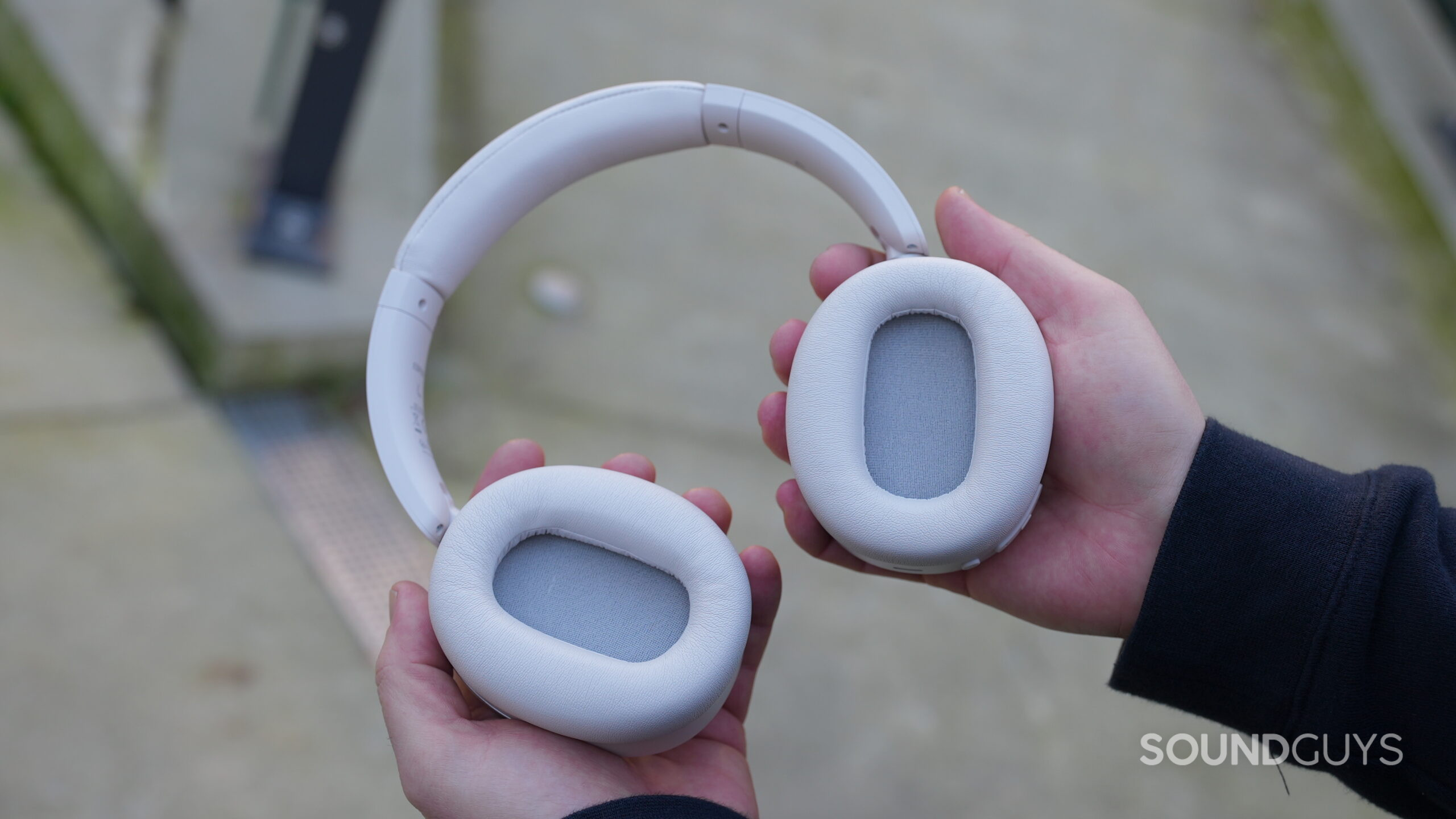 Edifier W830NB_5 Hands hold the Edifier W830NB, showing the inside of its earcups