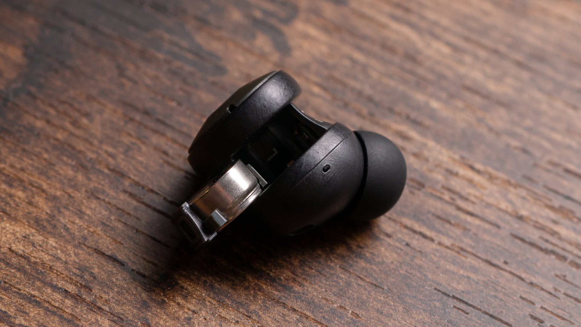 fairbuds-battery-door Fairphone fairbuds earbud with replaceable battery door open