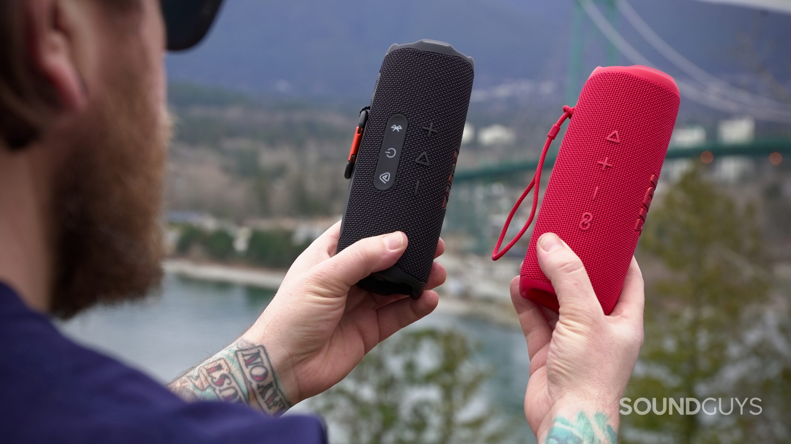 Flip 7 - 8 A man holds a JBL Flip 6 in right hand, and a JBL Flip 7 in his left.