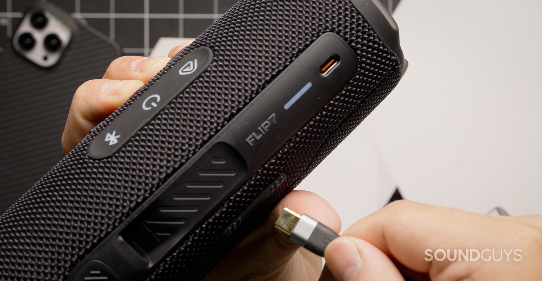 JBL Flip 7 Wired Connection Connecting a phone with USB connection to