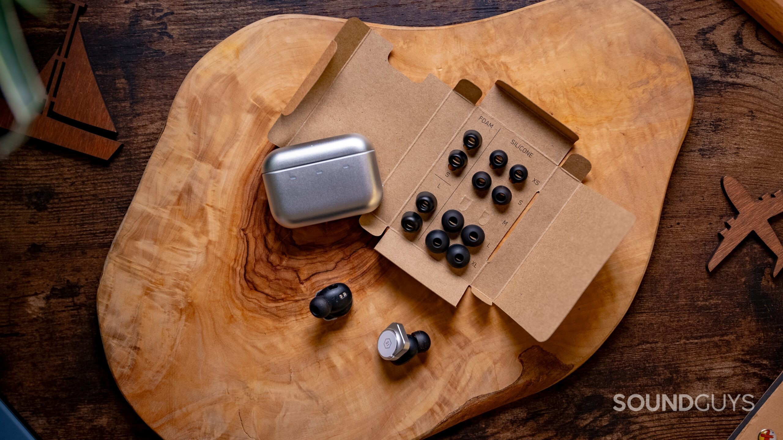 Master and Dynamic MW09 Featured Image #1 Master & Dynamic MW09 earbuds, ear tips, and charging case.