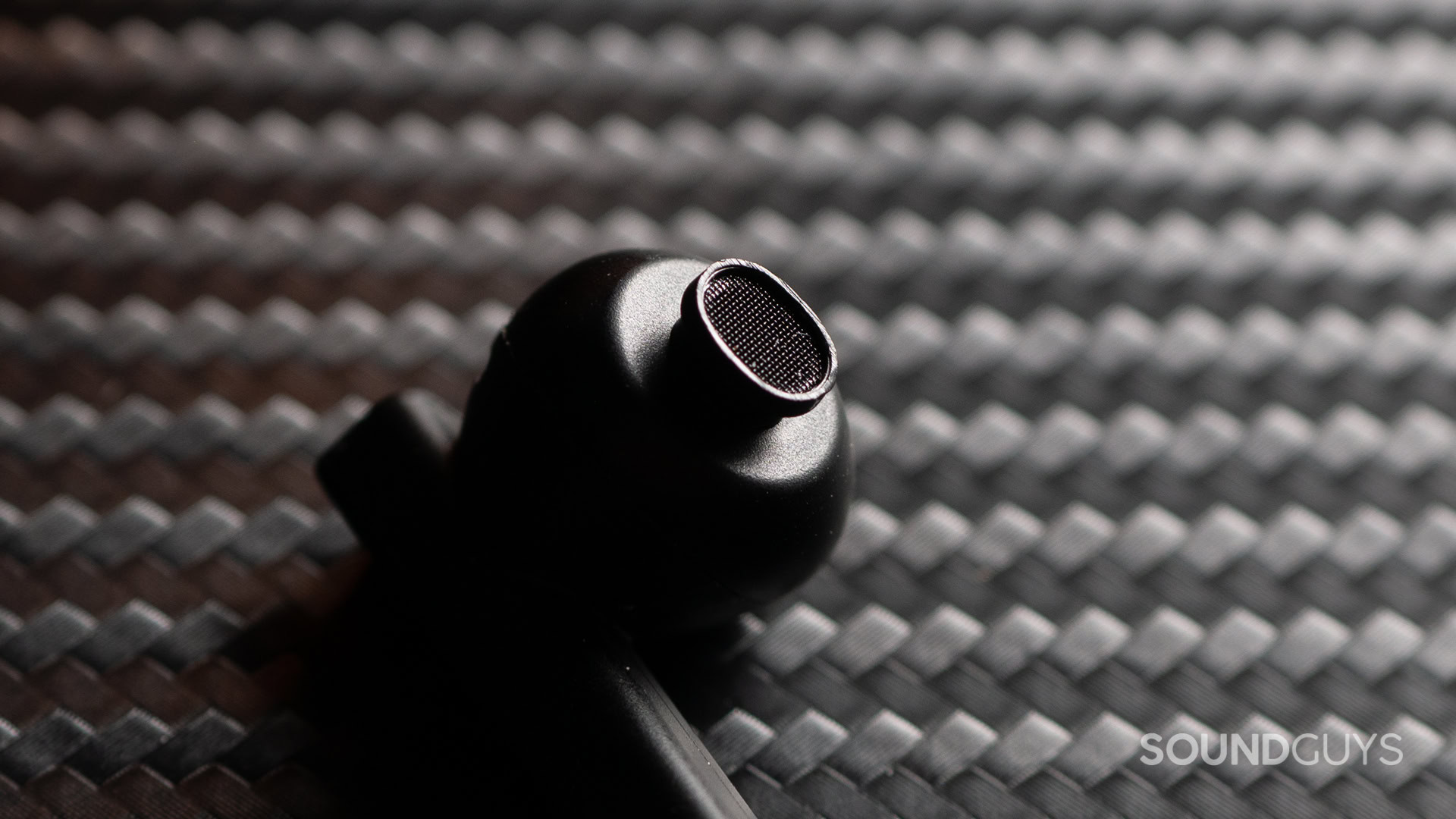 moondrop-space-travel-nozzle A photo of the Moondrop Space Travel's short, ovoid nozzle.