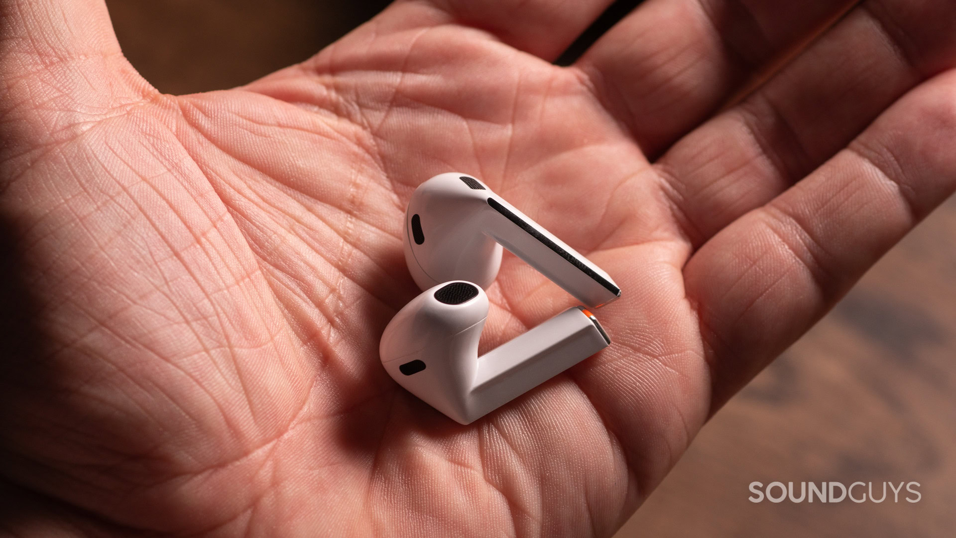 samsung-galaxy-buds-3-buds A photo of the Samsung Galaxy Buds 3 sitting atop a hand.