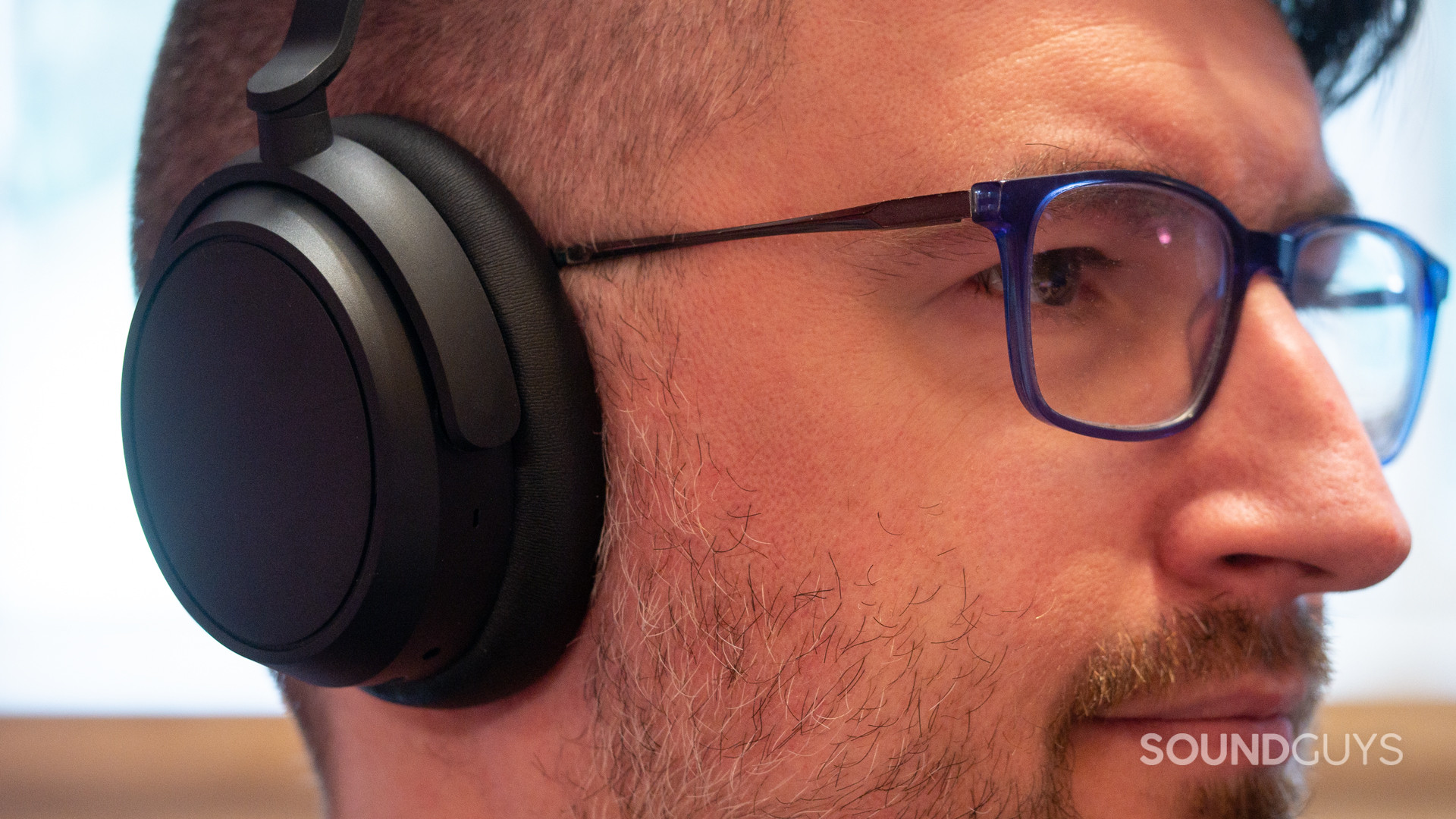 sennheiser-accentum-plus-wear A man wears the Sennheiser ACCENTUM Plus.