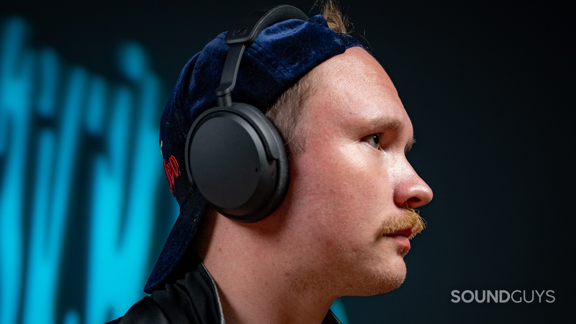 Sennheiser-Accentum-Wireless-Model-Image-#1 A man wearing the Sennheiser ACCENTUM Wireless headphones.