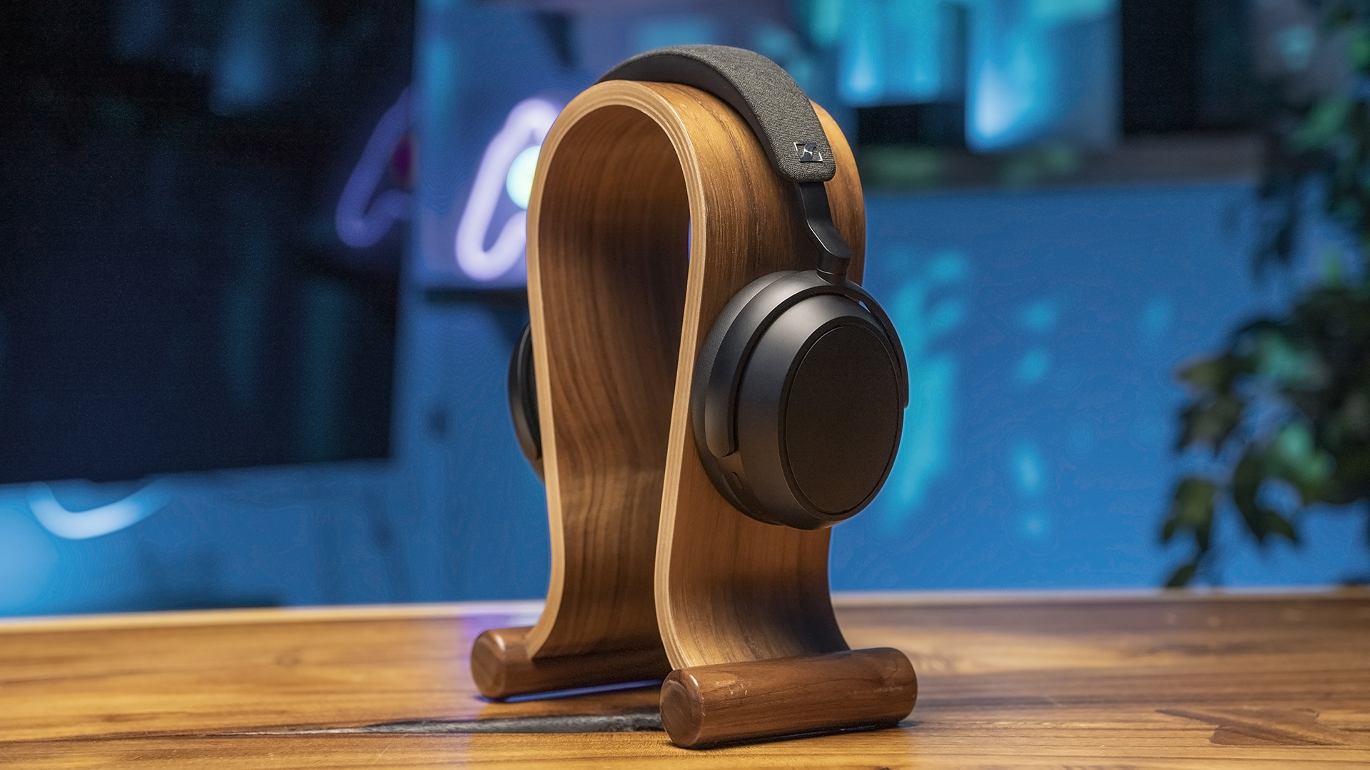 sennheiser-momentum-4-wireless-stand Image of Sennheiser Momentum 4 Wireless headphones on a stand