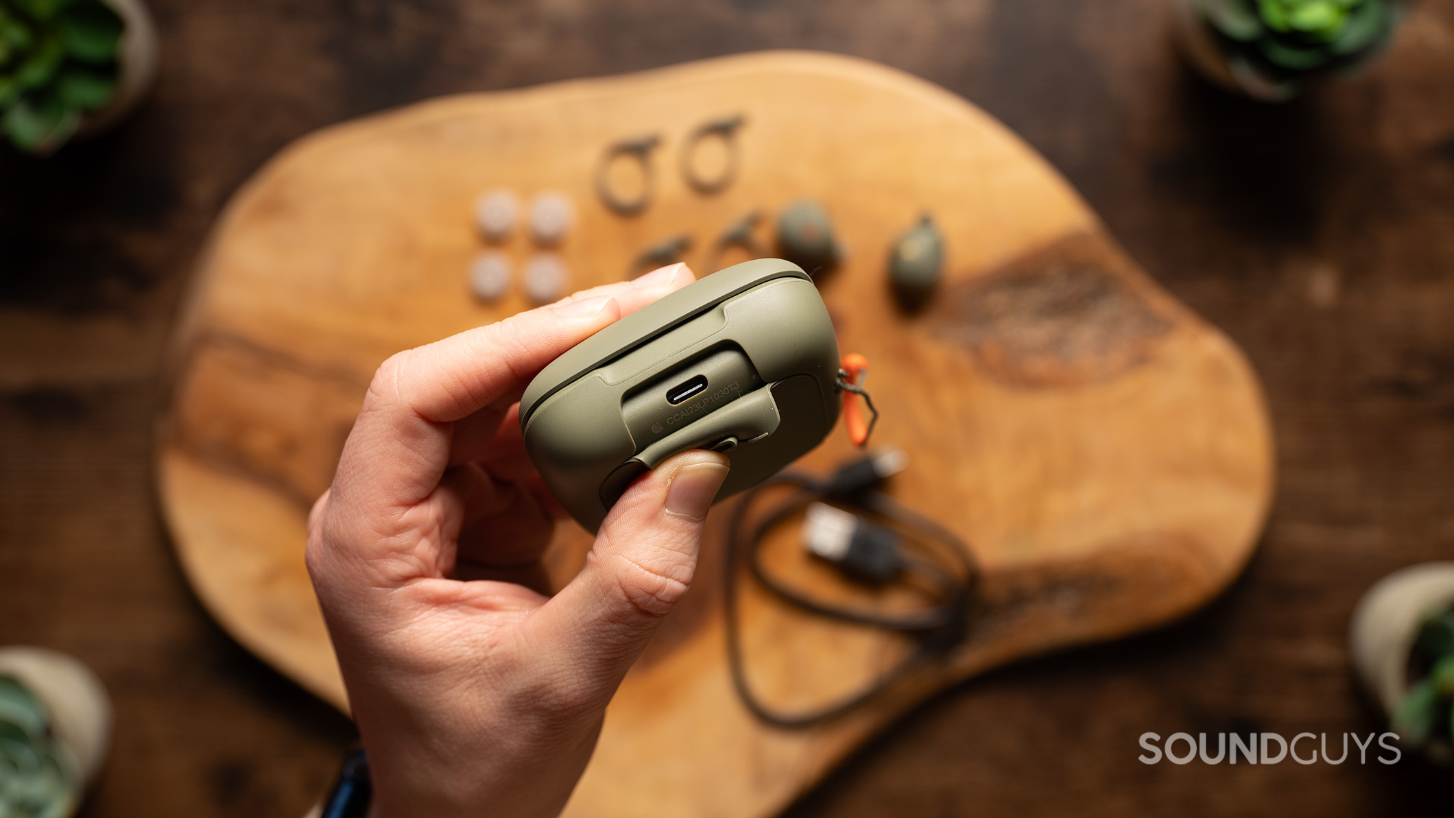 Sennheiser MOMENTUM Sport port Sennheiser MOMENTUM Sport charging case port.