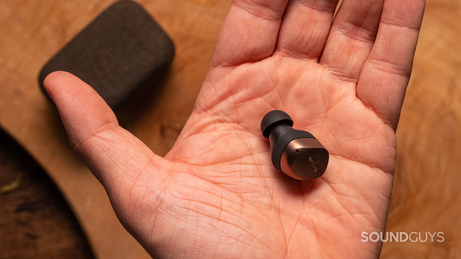 sennheiser-momentum-true-wireless-4-bud The individual earbud of the Sennheiser MOMENTUM True Wireless 4 in a hand.