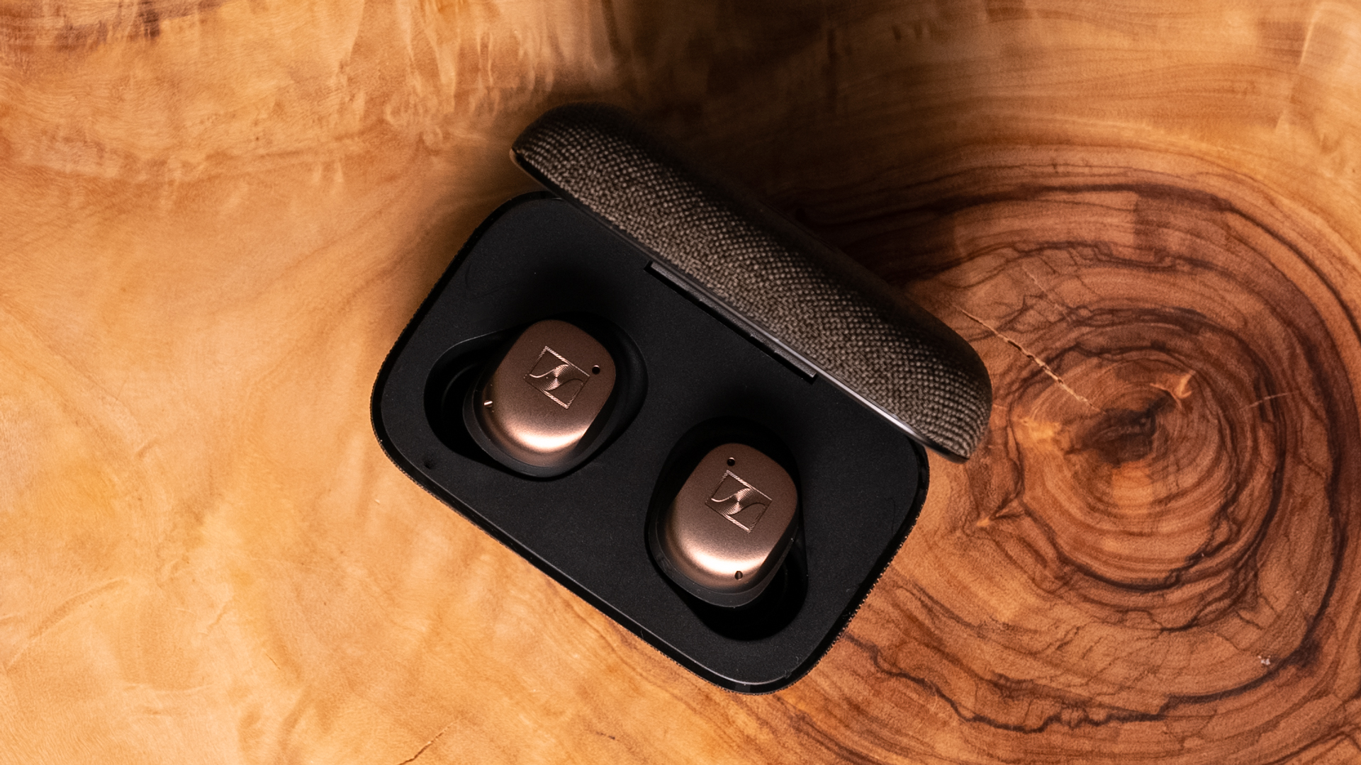 sennheiser-momentum-true-wireless-4-case-open