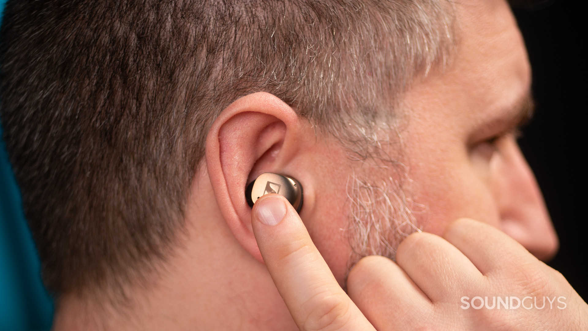 sennheiser-momentum-true-wireless-4-wear-control A man listening to the Sennheiser MOMENTUM True Wireless 4.