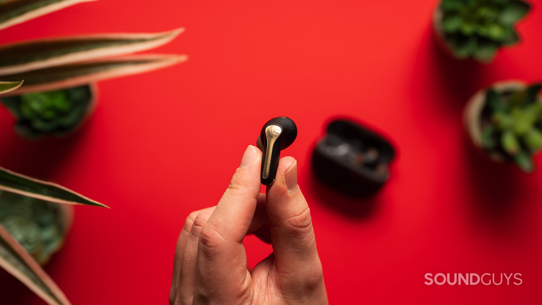 SoundPEATS Capsule3 Pro Plus earbud A hand holds the SoundPEATS Capsule3 Pro Plus earbud.
