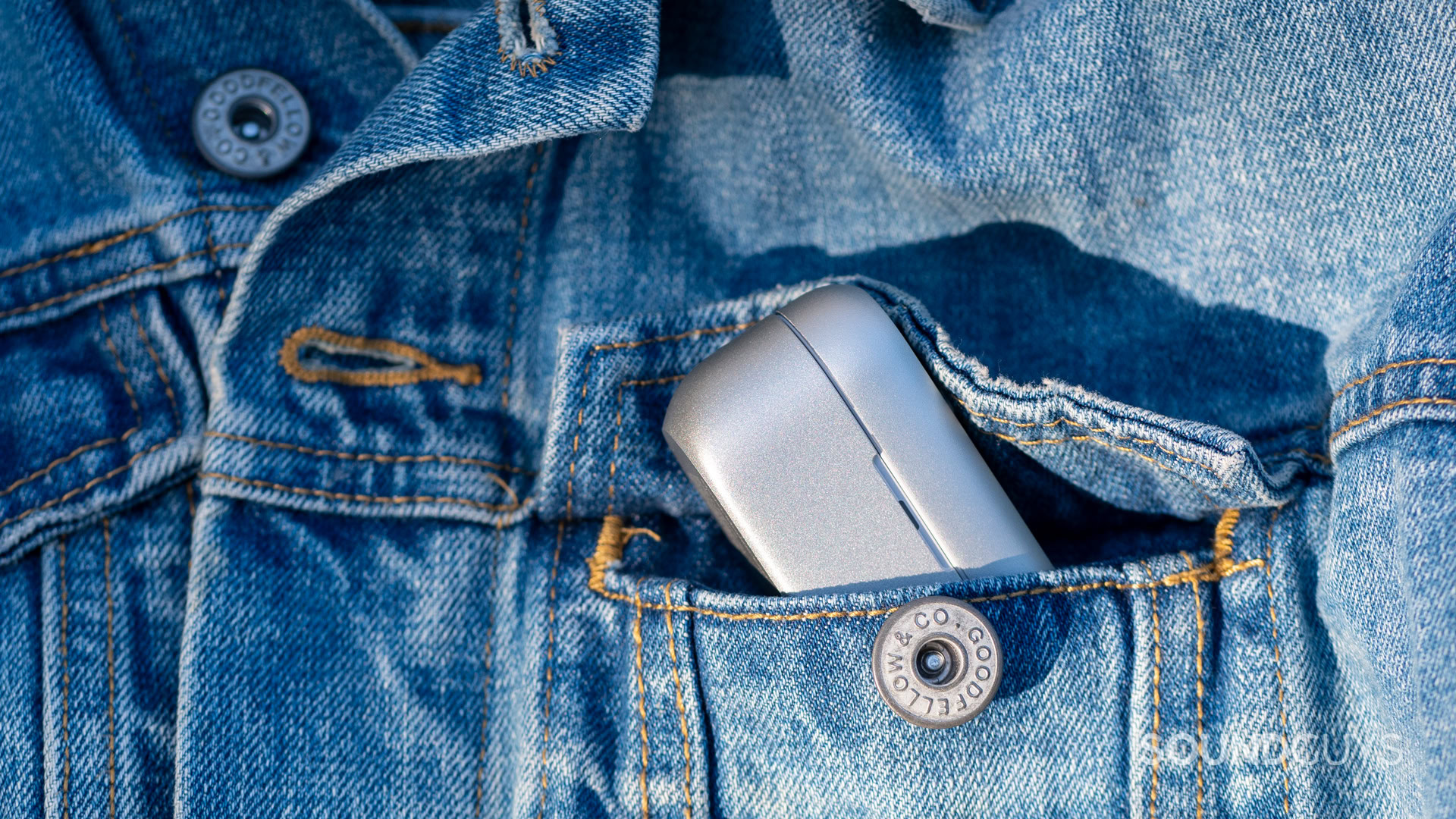 technics-eah-az80-pocket A photo of the Technics EAH-AZ80 sticking out of a breast pocket.